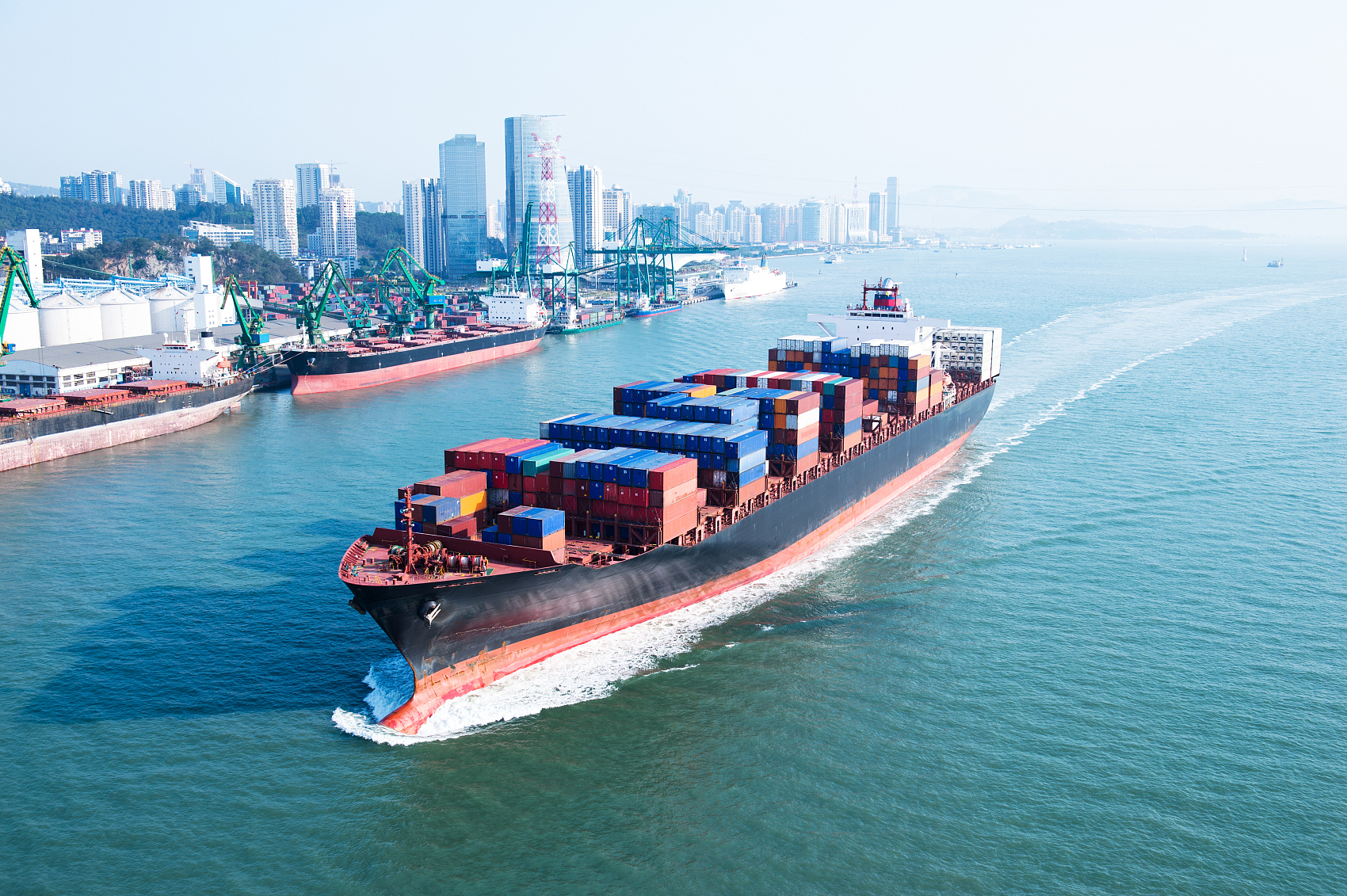Shipping container loading process in Shanghai